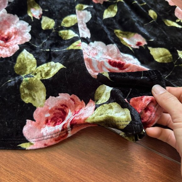 Ivy & Main Velvet Romper Black & Floral XS - Picture 6 of 6